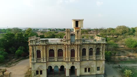 Eine-Landschaftsluftaufnahme-Der-Festung-Chittorgarh,-Ein-UNESCO-Weltkulturerbe,-Rajasthan,-Indien,-Festungssmog-über-Der-Stadt,-Luftaufnahme,-3