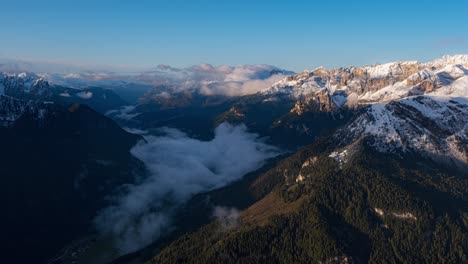 Zeitraffer-Vom-Berg-Col-Rodella-über-Die-Schneebedeckten-Berge-An-Einem-Sonnigen-Tag-Mit-Wolken-In-Bewegung