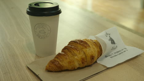 Brot-Und-Kaffee-Auf-Einem-Tisch