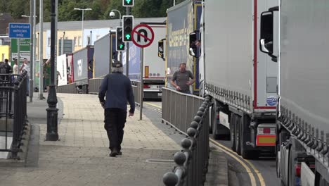 Los-Manifestantes-Bloquean-Las-Carreteras-Durante-Una-Manifestación-Contra-La-Inmigración-Ilegal-En-Dover,-Kent,-05-09-20