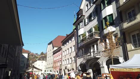 Ein-Filmmaterial-Einer-Altstadt,-Das-Das-Gebäude-Zeigt-Und-Menschen,-Die-Sich-Während-Der-Covid-19-Pandemie-Tagsüber-Auf-Dem-Markt-Versammeln