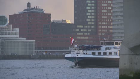 Wasserverkehr-In-Den-Niederlanden,-Rotterdam