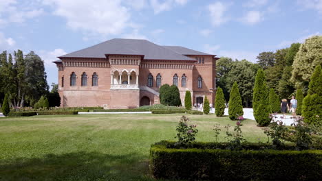 Jardín-De-Entrada-Al-Palacio-De-Mogosoaia-4k,-Rumania