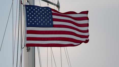 Amerikanische-Flagge-Weht-Im-Wind-Auf-Einem-Segelboot-In-Alaska