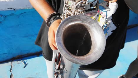 Cerca-De-Saxofón-Y-Músico-Callejero-Tocando-Una-Canción-Con-Una-Banda-De-Trompetas