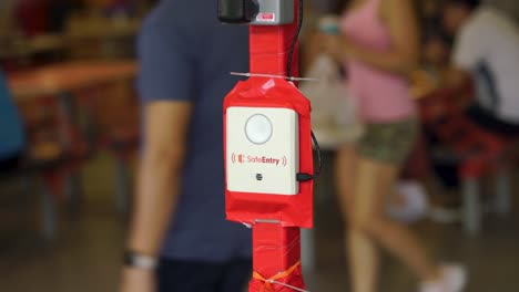 Safeentry,-Bluetooth-Check-in-Bei-Hawker-In-Singapur