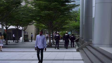 Grupo-De-Policías-Caminando-En-Marina-Bay,-Centro-De-Singapur