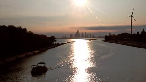Ontario-Ortslandschaft-Mit-Bootfahren-Bei-Sonnenuntergang.-Handheld