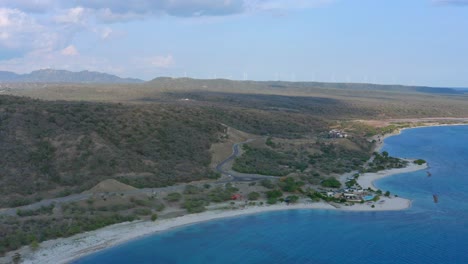Luftaufnahme-Des-Hinterlandes-Und-Der-Küste-Von-Puntarena-Mit-Resort