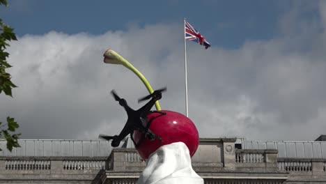 Bandera-Union-Jack-Detrás-De-La-Instalación-De-Arte-Moderno-En-Trafalgar-Square,-Londres,-Reino-Unido