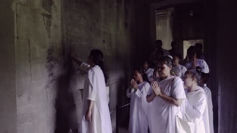 Hombres-Y-Mujeres-Ley-Con-Túnicas-Blancas-Que-Se-Aprovechan-De-Su-Peregrinación-Budista-Anual-Durante-Covid-19-A-Angkor-Wat,-Camboya