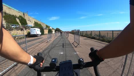 Pov-Ciclismo-Hacia-La-Línea-De-Meta-Para-El-Paseo-En-Bicicleta-De-Londres-A-Brighton