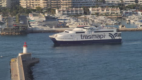 Fähre-Aus-Formentera,-Die-In-Den-Hafen-Von-Ibiza-Einfährt