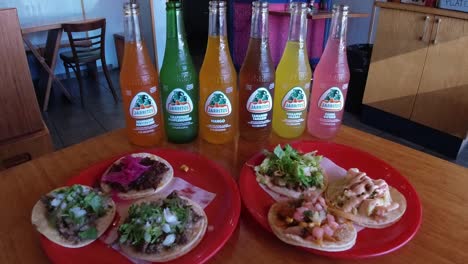 Auténticos-Tacos-Mexicanos-Pollo-Cerdo-Ternera-Vegetariano-Servido-Con-Jarritos-Mandarín-Pomelo-Mango-Tamarindo-Piña-Guayaba-En-Una-Taquería-Al-Borde-De-La-Carretera-Del-Centro-Donde-Está-Vacío-Y-Tranquilo