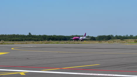 Avión-Wizzair-Acelerando-Por-La-Pista-Del-Aeropuerto-De-Eindhoven-En-Países-Bajos-Para-El-Despegue---Toma-Amplia