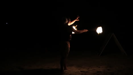 Weibliche-Darstellerin-Tanzt-Nachts-Feuer-An-Einem-Strand-In-Nadi,-Fidschi