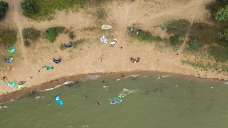Luftaufnahme:-Draufsicht-Auf-Den-Strand-Voller-Profisportler,-Die-Sich-Auf-Das-Kiten-Vorbereiten