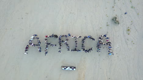 Luftaufnahme-Von-Menschen,-Die-In-Der-Namib-Wüste-Das-Wort-„Afrika“-Bilden