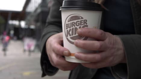 Manos-Sosteniendo-Café-Burger-King-Sacar-Una-Taza-De-Café-En-La-Ciudad