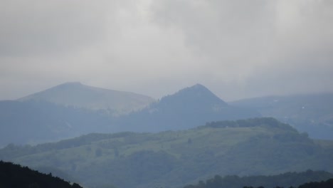 Timelapse-De-Nubes-Lejanas-Sobre-Las-Montañas-De-Los-Cárpatos