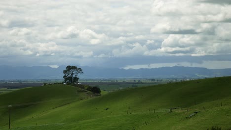 Clouds-over-the-green-landscape-of-South-Waikato-in-New-Zealand--time-lapse