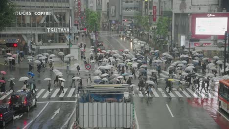 Cruce-De-Shibuya-Lleno-De-Gente-En-Un-Día-Lluvioso---Plano-General,-Cámara-Lenta