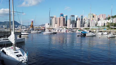 Boats-anchored-at-Causeway-bay-typhoon-shelter,-located-by-the-famous-Jardine-noonday-Gun