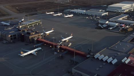 Antena-Sobre-La-Terminal-Del-Aeropuerto-Cerrada-Por-La-Pandemia-Global-De-Covid-Al-Atardecer