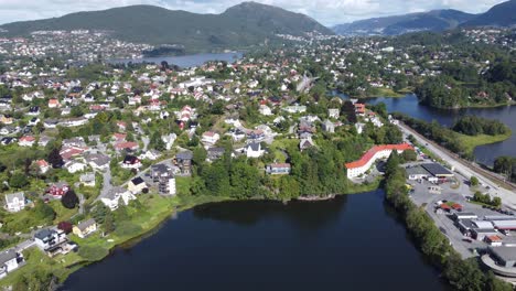 Pequeña-Agua-Nesttun-Con-Barrio-Caro-Y-Bybanen-De-Tren-Ligero-Cerca---Carretera-A-Bergen-Pasando-Al-Fondo---Antena-De-Noruega