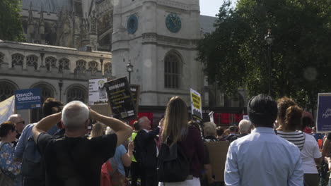 Eine-Große-Menschenmenge,-Darunter-Männer-Und-Frauen,-Steht-Mit-Plakaten-In-Der-Hand-Und-Unterstützt-Die-Gemeinsame-Kundgebung-Der-Pächter-Auf-Dem-Parlamentsplatz