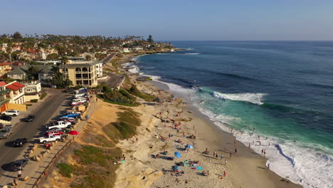 Turistas-Y-Surfistas-Disfrutando-De-Las-Olas-En-La-Playa-Windansea-En-La-Jolla,-San-Diego-En-Verano