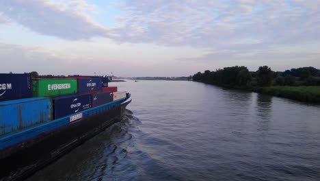 Jenga-Frachtcontainerschiff,-Das-Entlang-Des-Flusses-Nördlich-In-Der-Nähe-Von-Ridderkerk-Vorbeifährt