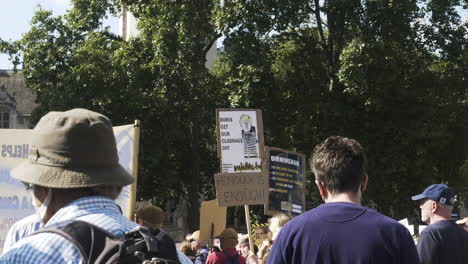 Hochgehaltene-Plakate-Bei-Der-Pächterversammlung-Auf-Dem-Parlamentsplatz