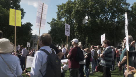 Massen-Von-Menschen-Lauschen-Mit-Plakaten-Der-Versammlung-Der-Pächter-Auf-Dem-Parlamentsplatz