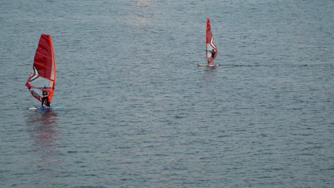 Mujer-Haciendo-Windsurf-En-El-Río-Han-Al-Atardecer-En-Seúl,-Jinete-Maniobrando-Todo-El-Aparejo-De-Vela-Y-Cambiando-El-Agarre-De-La-Pluma-Para-Cambiar-La-Dirección-De-Movimiento