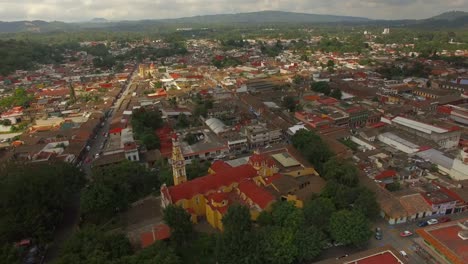 Espectacular-Vista-Aerea-Con-Drone-De-La-Iglesia-Central-Del-Pueblo-Magico-Coatepec,-Veracruz