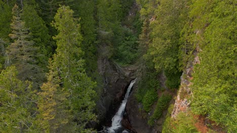 Wunderschöne-Versteckte-Wasserfallnatur,-Atemberaubende-Landschaft