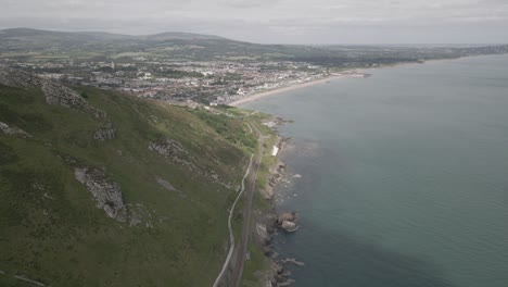 Luftaufnahme-Der-Küstenstadt-Bray-Und-Der-Promenade-Und-Des-Strandes-Von-Bray-Von-Der-Landzunge-In-Irland