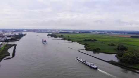 Weitwinkelaufnahme-Von-Frachtschiffen,-Die-Durch-Die-Oude-Maas-Fahren