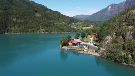 Loenvatn-See-Ferienzentrum-Mit-Glücklichen-Menschen,-Die-Während-Der-Sommerferien-Im-Gletschergrünen-See-Schwimmen-–-Umgekehrte-Luftaufnahme-Von-Loen-Norwegen