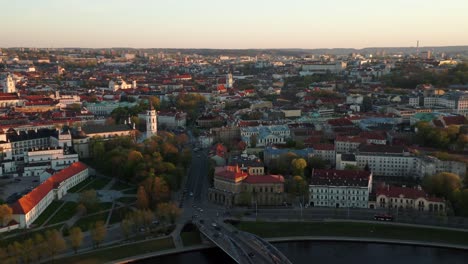 Wunderschönes-Stadtpanorama-Von-Vilnius-Mit-Goldenem-Licht-In-Der-Abenddämmerung-Auf-Alten-Stadtgebäuden