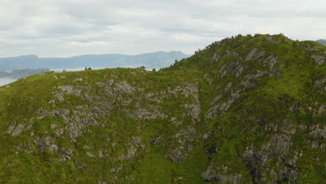 Vista-Aérea-Del-Paisaje-Natural-De-Los-Acantilados-De-Maaloy-En-La-Isla-De-Vagsoy-En-El-Condado-De-Vestland,-Noruega