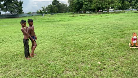 Dos-Pobres-Niños-Sin-Camisa-Jugando-En-Maidan-En-Kolkata