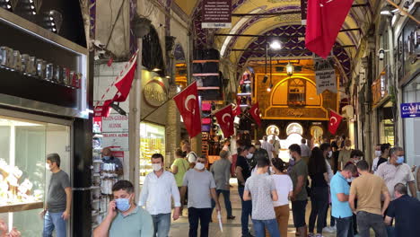 La-Cámara-Se-Eleva-En-Un-Callejón-Estrecho-Del-Gran-Bazar-En-Estambul