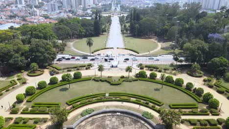 Revelando-La-Ciudad-De-Sao-Paulo,-Brasil-Y-El-Monumento-A-La-Independencia-En-El-Fondo-De-Los-Jardines-Del-Museo-Ipiranga