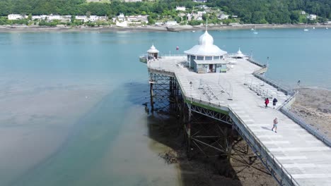 Bangor-Seaside-Pier-Nordwales-Silver-Spire-Pavillon-Ebbe-Luftaufnahme-Umlaufbahn-Direkt-über-Der-Promenade