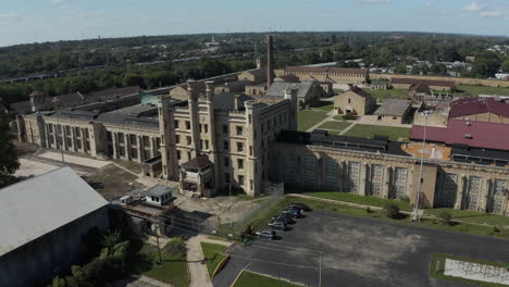 Luftaufnahme-Rund-Um-Den-Eingang-Des-Joliet-Gefängnisses,-Ein-Ikonisches-Historisches-Wahrzeichen,-Das-Heute-Verlassen-Und-Verfallen-Ist,-Chicago,-Illinois,-Vereinigte-Staaten