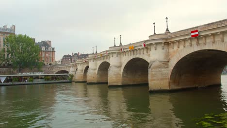 Pont-Neuf-,-Seine-river-and-"Les-Jardins-du-Pont-Neuf"-:-a-restaurant-on-a-barge