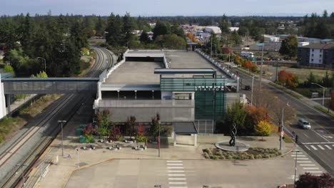 Luftaufnahme-Eines-Leeren-S-Bahnhofs-In-Lakewood,-Washington,-Vereinigte-Staaten-–-Drohnenaufnahme