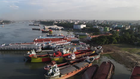 Luftaufnahme-über-Einer-Reihe-Stillgelegter-Schiffe-Am-Ufer-Des-Buriganga-Flusses-In-Bangladesch